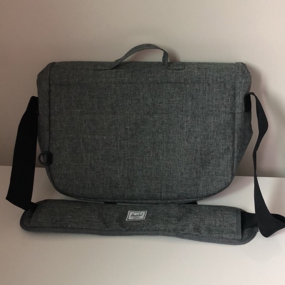Herschel Supply Pop Quiz Messenger - Picture 4 of 11
